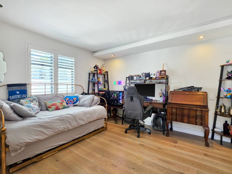 2 Bedroom Property for Sale in Vredehoek Western Cape